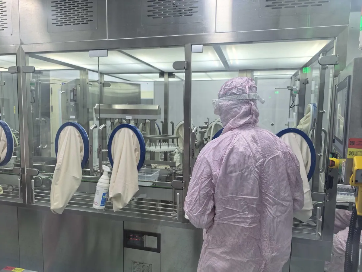Operator working at a closed isolator filling line
